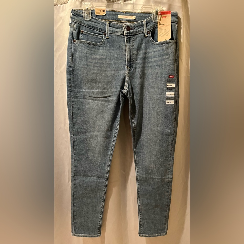 Leviβs 711 Skinny Jeans